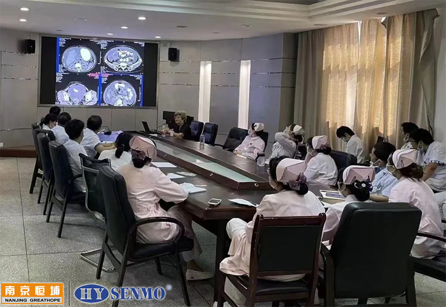 興化市人民醫(yī)院特邀江蘇省人民醫(yī)院熱療室主任王榕生教授來(lái)新區(qū)院區(qū)作腫瘤熱療的專題報(bào)告